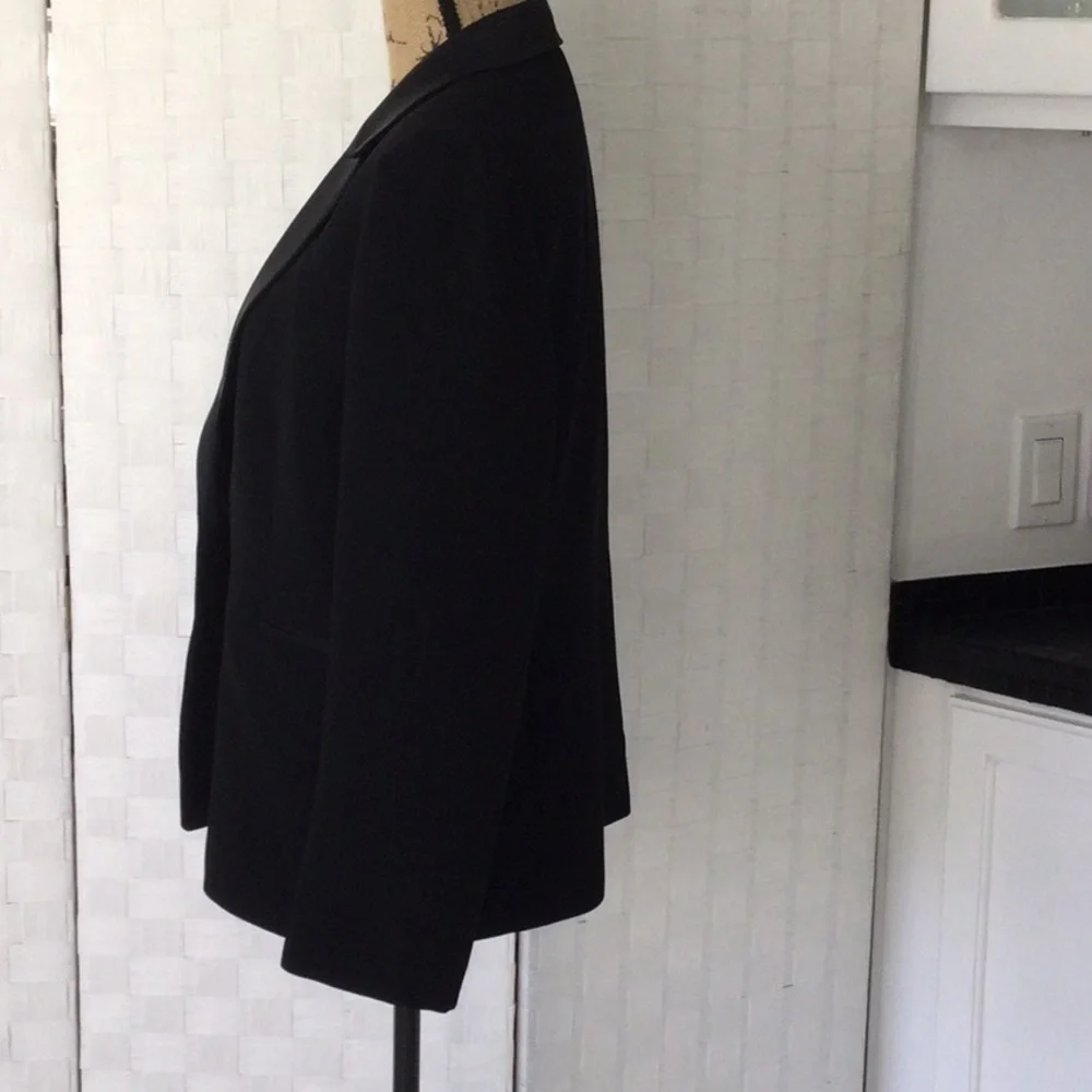 Woman’s Tahari Arthur S. Levine Luxe size 12P color black Dry Clean    #435